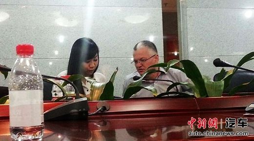 車主提供在維權過程中接觸德國技術人員的照片。
