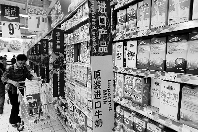 在通州某超市，進口奶粉、純牛奶打出“原裝進口”的招牌吸引消費者購買 攝/法制晚報記者 黑克