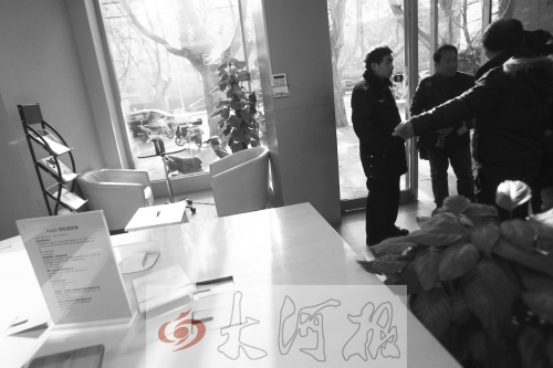 人民路上的這家商店,夜間疑被一男子隔著門縫用長竿偷走一臺蘋果ipad air。