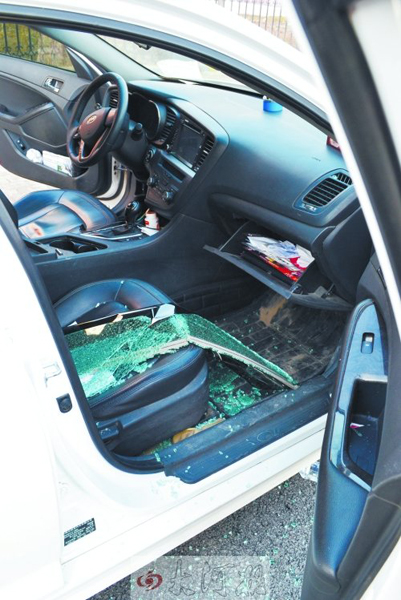 車玻璃被砸碎，車內(nèi)被翻動(dòng)。