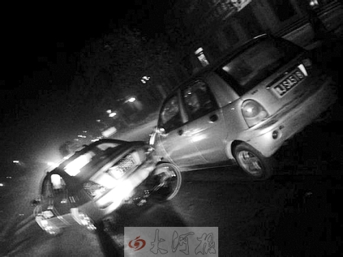 撞上出租車(chē)QQ才停下，兩車(chē)間還夾著一輛自行車(chē)。