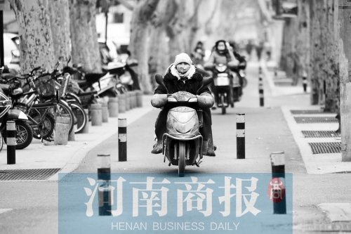 金水路防疫路附近，路樁間距很小，電動車經(jīng)過時要很小心才能避開