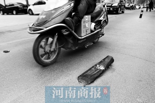 金水路上，一根路樁被撞倒