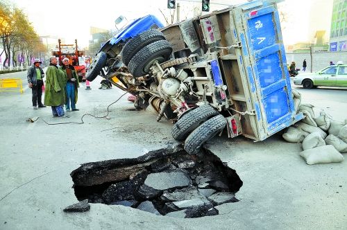 出事的卡車上，拉了十幾噸的水泥市民供圖