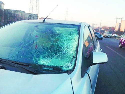 肇事轎車前擋風(fēng)玻璃上，留著清晰的撞擊痕跡。
