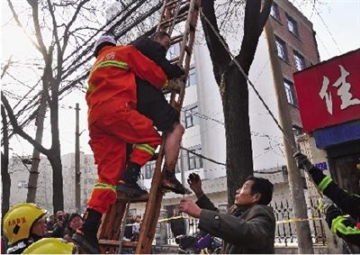 老漢右腿燒傷，樹下扔了一只燒焦的鞋