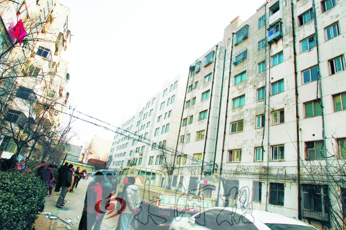 鄭州市瑞達(dá)路啟明村小區(qū)一戶居民家中（紅圈標(biāo)示處），天然氣發(fā)生爆炸。