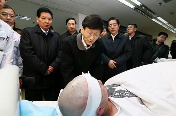 中共中央政治局委員、中央政法委書記孟建柱率工作組2日晨5時30分抵達(dá)昆明。一下飛機,孟建柱就立即趕往