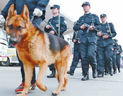 牽警犬持微沖，特警在車(chē)站巡邏