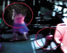 去年10月份的一天，一名女乘客打著電話下了車，包丟在了車上。(翻拍視頻)