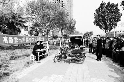 退贓大會(huì)上，石獅子物歸原主