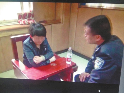 肇事司機李某歸案后，接受警方的訊問。