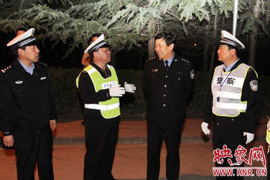該支隊(duì)支隊(duì)長(zhǎng)石軍(左二)、政委周西漢（左一）在向省總隊(duì)督導(dǎo)組匯報(bào)整治酒駕時(shí)的情景。