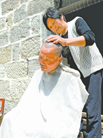 為了照顧兩個(gè)小叔，馬英專門學(xué)會(huì)了理發(fā)。
