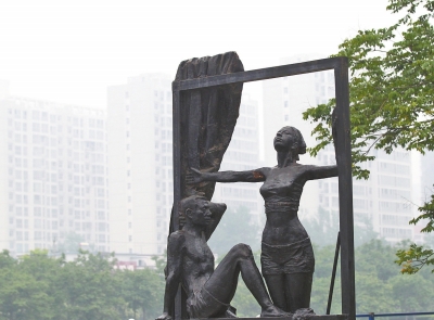 近日，省會(huì)霧霾，東風(fēng)渠旁的一組雕塑似乎在訴說(shuō)著鄭州人的期望——推開(kāi)窗戶，盡情呼吸。