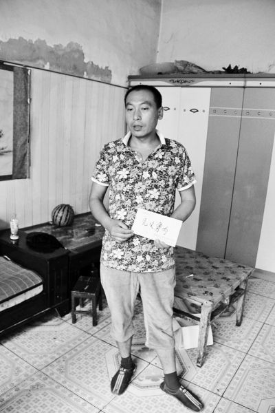 采建新拿的信封里，是南京警方送來的獎金。