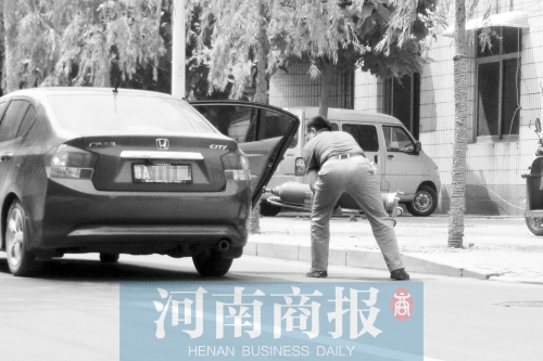 鄭州西區(qū)一氧氣廠門(mén)前，有人充氣后，將氧氣瓶裝上私家車(chē)運(yùn)走
