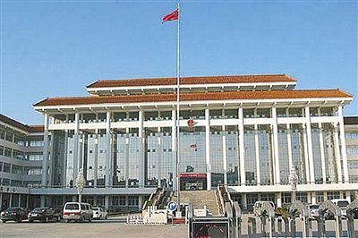 濮陽(yáng)縣違規(guī)、超標(biāo)修建的縣委、縣政府辦公樓。新華社發(fā)發(fā)布