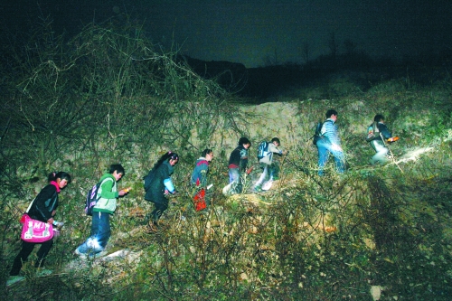 在一些山區(qū),因?yàn)閷W(xué)校太遠(yuǎn),孩子們天不亮就得打著手電出發(fā)。L CFP供圖