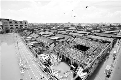 19日，廣東汕頭潮陽區(qū)和平鎮(zhèn)出現(xiàn)水浸現(xiàn)象。連日來，廣東省汕頭市潮陽區(qū)、潮南區(qū)普降暴雨。新華社發(fā)