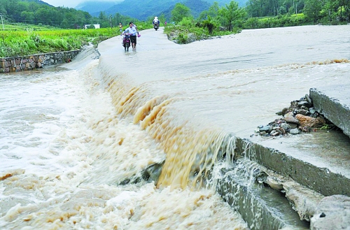 短時(shí)強(qiáng)降雨攜帶泥土、沙石、樹(shù)木等造成災(zāi)害