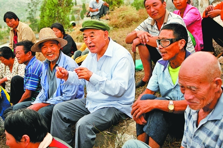 在唐莊，當?shù)厝罕娒看我姷絽墙鹩】傆姓f不完的知心話。記者 史長來 攝