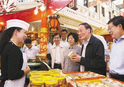 9月6日，王岐山在天津南市食品街調(diào)研，在月餅柜臺(tái)前，詢問中央關(guān)于中秋國慶嚴(yán)禁公款送禮的規(guī)定發(fā)布后的銷售情況。新華社記者 李學(xué)仁 攝
