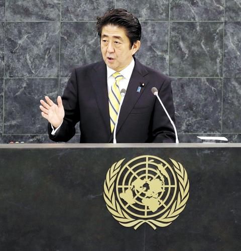 日本首相安倍晉三25日在紐約發(fā)表演講時稱，修改憲法解釋以解禁集體自衛(wèi)權(quán)的目的是使日本變成“為世界和平與穩(wěn)定更積極做出貢獻的國家”。圖為26日安倍在聯(lián)合國演講。