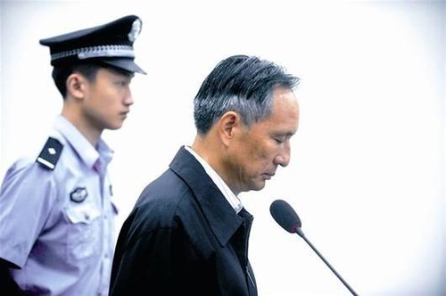 圖為：10日，張曙光在北京市第二中級(jí)人民法院接受庭審 新華社發(fā)