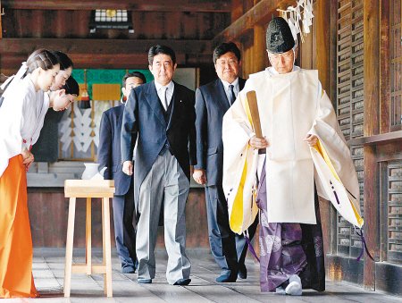 2011年8月15日安倍晉三等人參拜靖國神社。