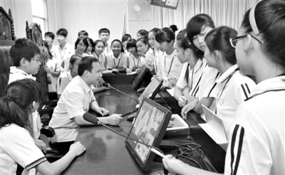 2013年5月30日，結(jié)合當(dāng)前國(guó)內(nèi)民眾普遍關(guān)注的“校長(zhǎng)開(kāi)房”、“強(qiáng)奸猥褻”等事件，廣西上思縣人民法院邀請(qǐng)中小學(xué)生到法院觀摩案件的庭審，提高他們的守法、維權(quán)意識(shí)。圖/IC