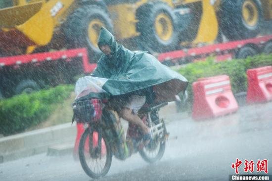 圖為南寧市民冒雨出行。中新社發(fā) 馮抒敏 攝