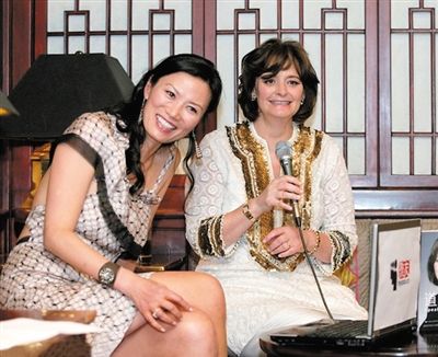 英國(guó)《每日郵報(bào)》刊發(fā)了一張鄧文迪曾幫助布萊爾夫人在中國(guó)推銷其自傳的圖片。