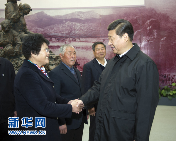 25日上午，習(xí)近平在臨沂華東革命烈士陵園參觀沂蒙精神展并會見當(dāng)?shù)叵冗M(jìn)模范和當(dāng)年支前模范后代代表。