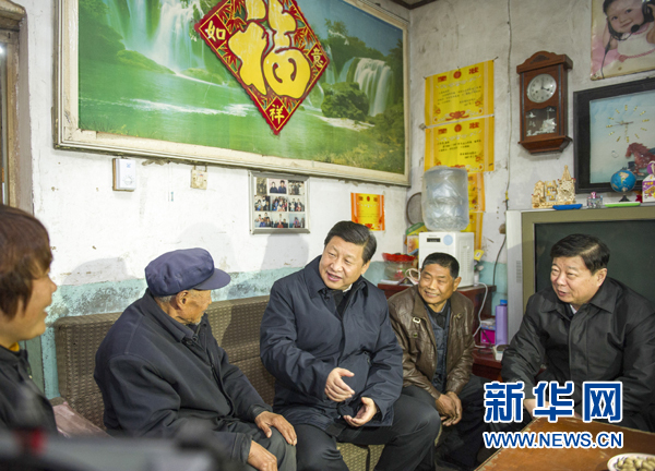 25日下午，習(xí)近平在地處沂蒙老區(qū)的臨沭縣曹莊鎮(zhèn)朱村看望83歲的“老支前”王克昌。