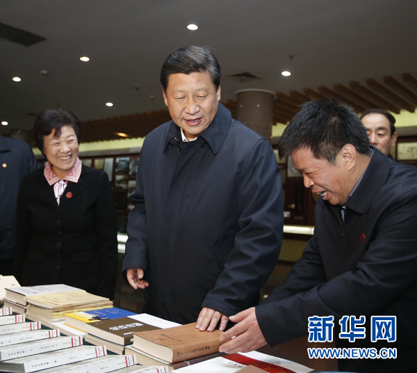 26日上午，習(xí)近平在孔子研究院參觀考察。新華社記者鞠鵬 攝