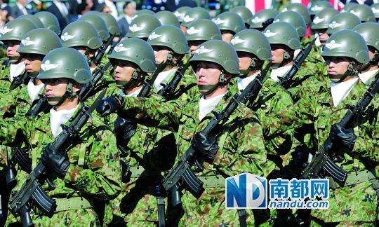 10月27日，日本自衛(wèi)隊舉行閱兵儀式