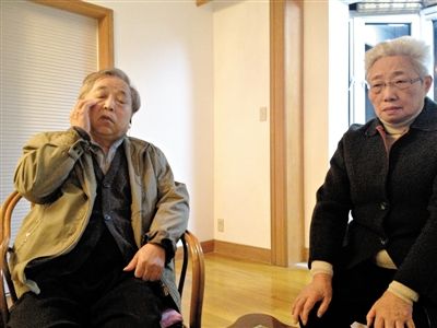前晚，年過七旬的劉光嘉及妻子向記者講述強(qiáng)拆經(jīng)過。