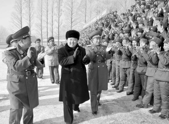 24日，金正恩視察前線部隊。