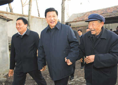 11月25日，習(xí)近平在地處沂蒙老區(qū)的臨沭縣曹莊鎮(zhèn)朱村，親切地拉著83歲的“老支前”王克昌的手。