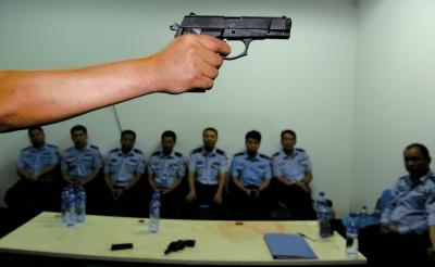 在一堂槍械教學(xué)課上，教官向參訓(xùn)民警們講解警用手槍的特點(diǎn)和正確握姿。記者 董世彪 攝
