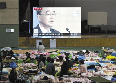 27日，韓國(guó)珍島，“歲月”號(hào)客輪乘客家屬在體育館觀看總理鄭烘原辭職新聞。當(dāng)日，鄭烘原召開緊急發(fā)布會(huì)，表示對(duì)韓國(guó)“歲月”號(hào)沉船事件負(fù)責(zé)，宣布引咎辭職。
