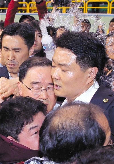 17日，鄭烘原（中）會(huì)見乘客家屬時(shí)，遭到家屬辱罵、潑水。