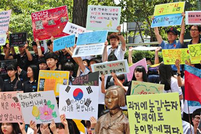 6月4日,韓國(guó)首爾,韓國(guó)慰安婦和民眾在日本駐韓大使館門前集會(huì),要求日本政府承認(rèn)并解決慰安婦問(wèn)題。