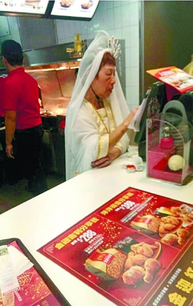 麥當勞也挺拼的！店員化身觀音為顧客點餐