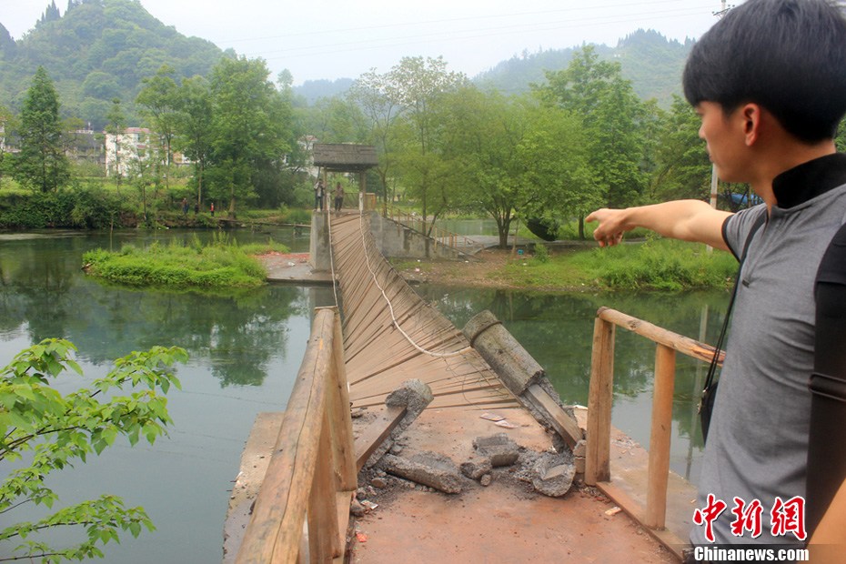 5月2日，一名目擊者正在介紹鳳凰吊橋事發(fā)情景。