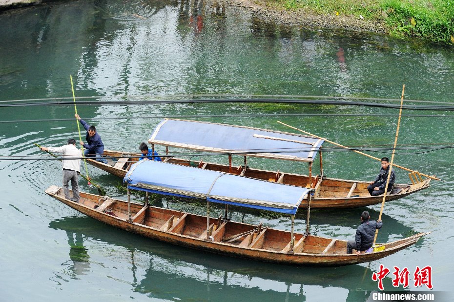 5月2日，鳳凰縣搜尋人員仍在沱江下游搜尋。
