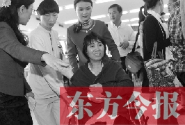 坐在輪椅上的，就是為兒子捐出肝、腎的母親潘大想