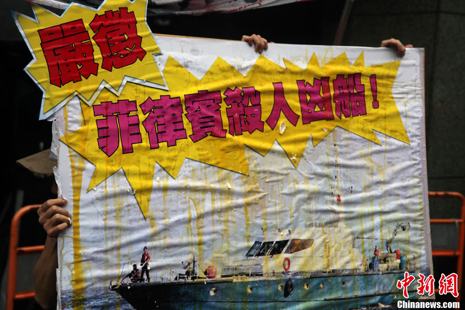 圖為一個抗議紙板蛋痕累累，持板人躲在紙板后面。中新社發(fā) 董會峰 攝