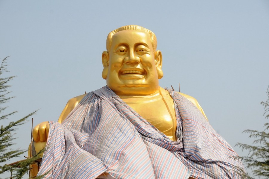 圖位此前的4月26日，“佛像”上出現(xiàn)帆布，最終，工作人員將帆布蓋在“佛像”頭像上。